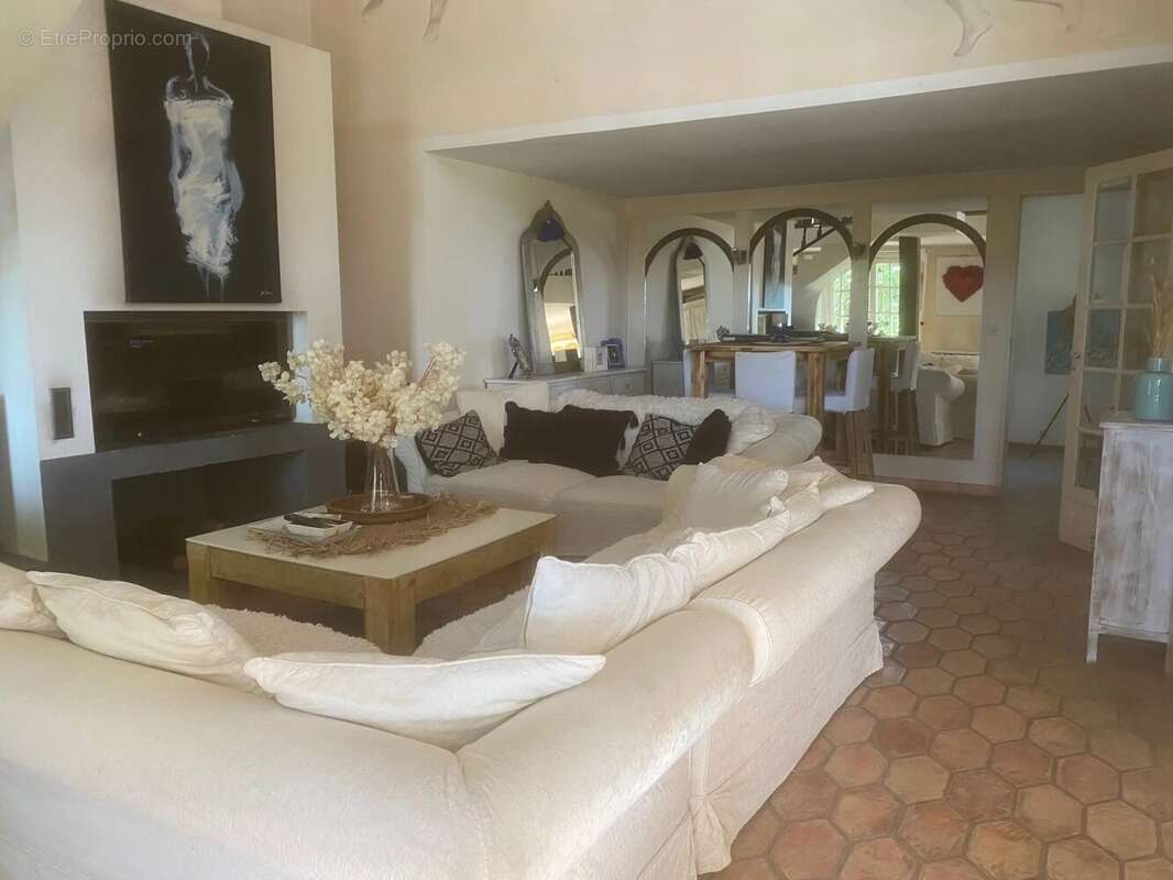 Maison à CHATEAUNEUF-GRASSE