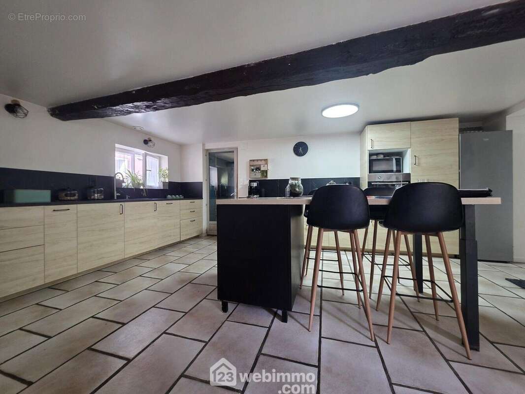 La visite débute par une vaste cuisine ouverte - Maison à SAINT-THOMAS
