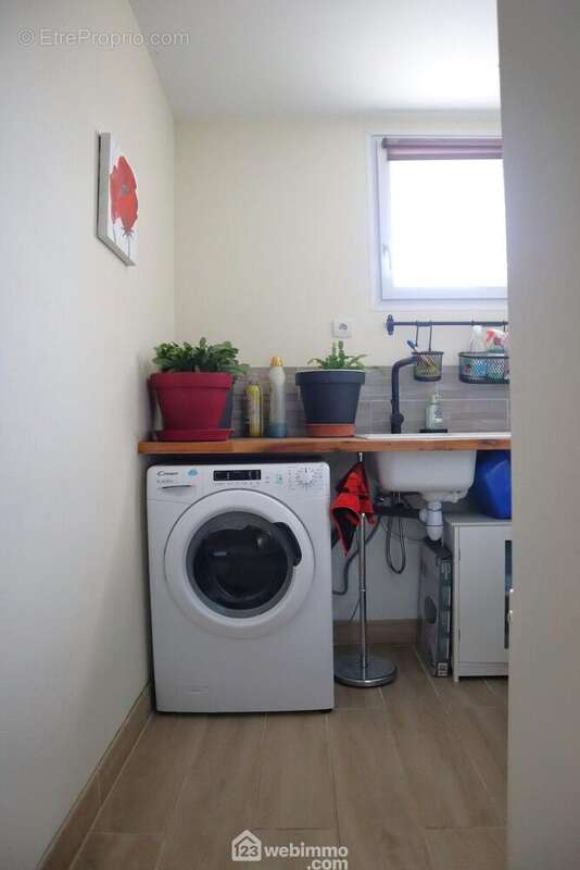 La buanderie avec WC de 6 m2, - Maison à MOULISMES