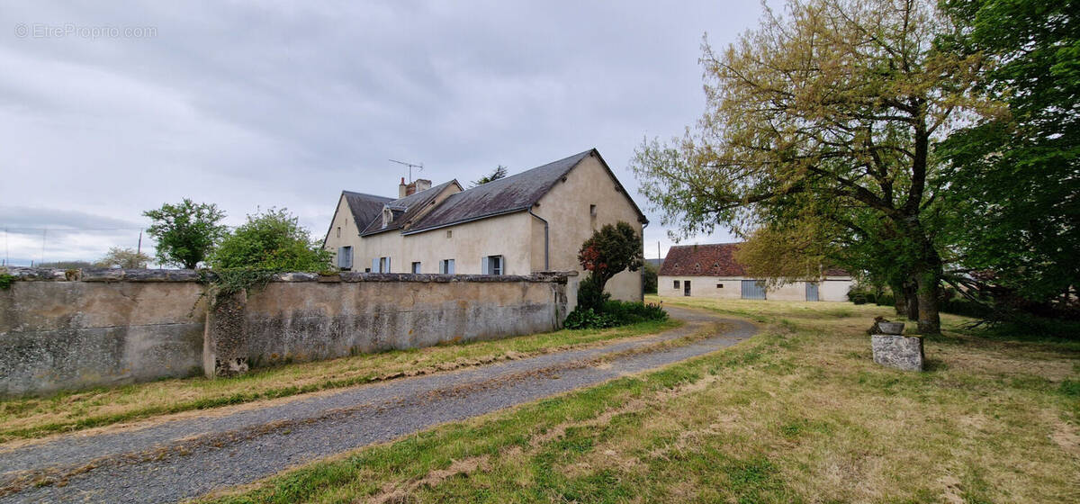 Maison à AZAY-LE-FERRON