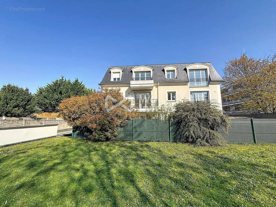 Appartement à VAUJOURS