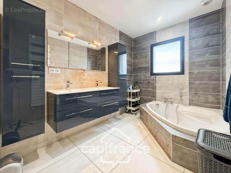 Maison à CLONAS-SUR-VAREZE