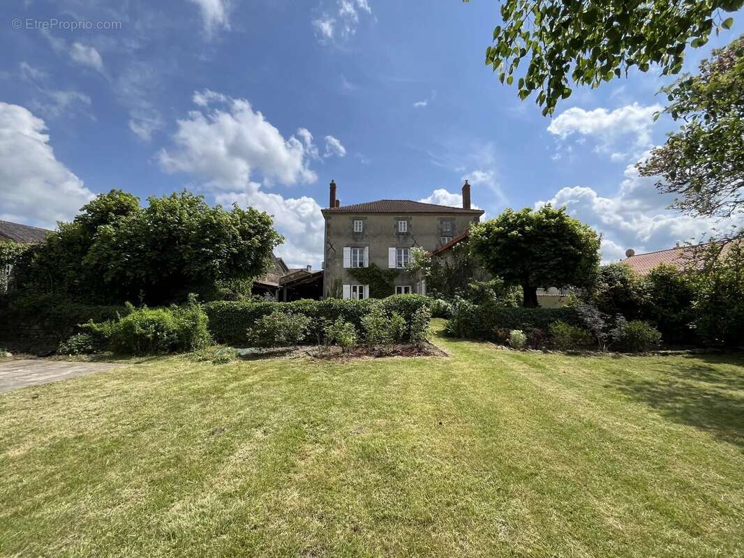 Maison à THIAT