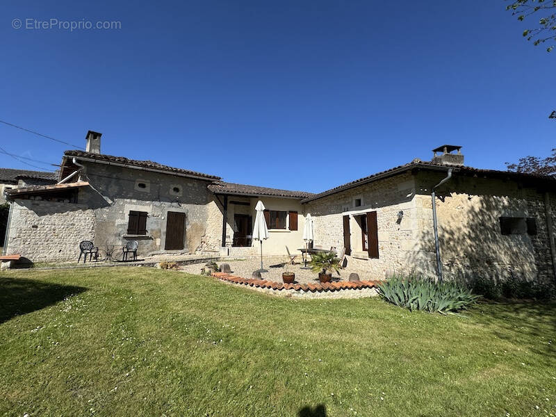 Maison à YVIERS