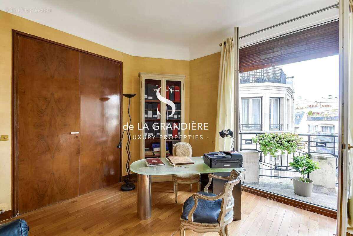 Appartement à PARIS-16E