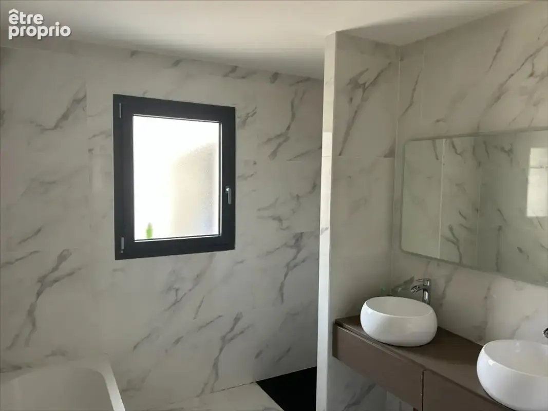 Maison 140 m² à Jaunay-Clan  - photo 8