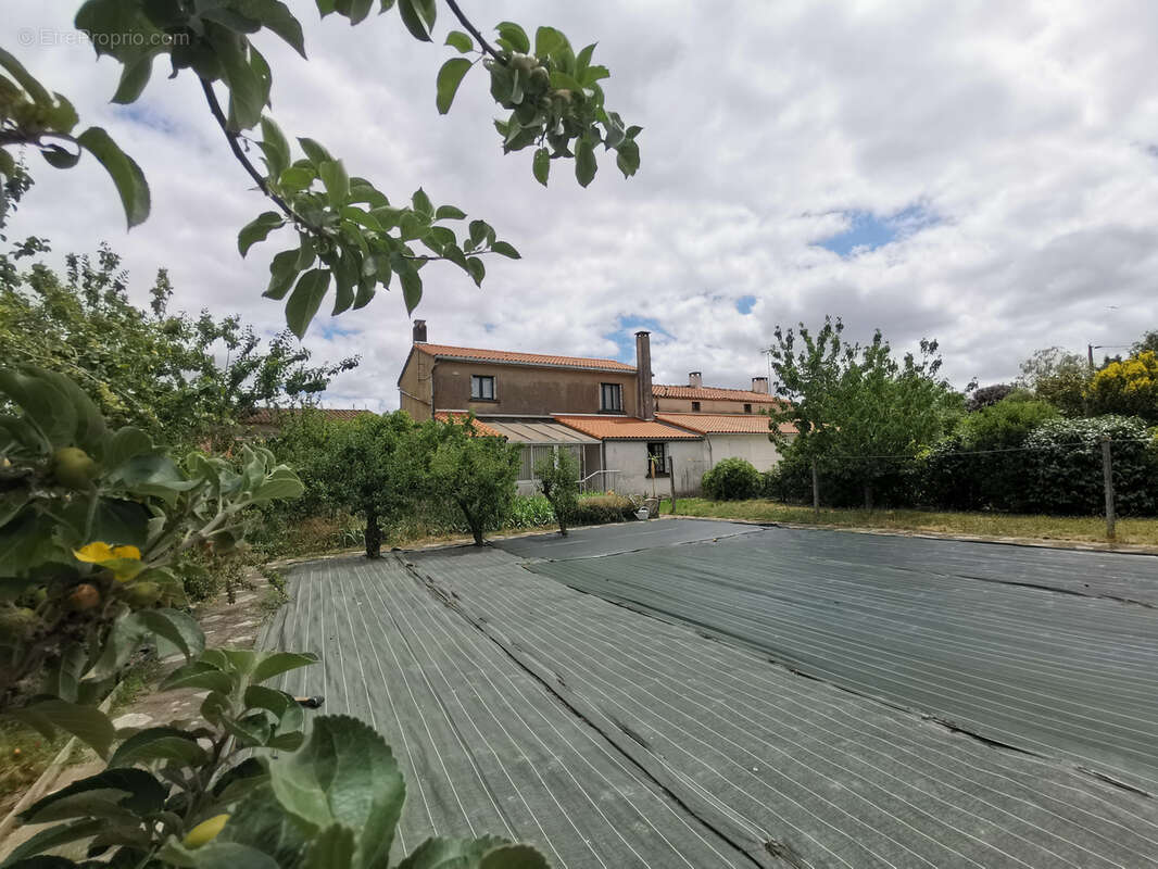 Maison à LES LANDES-GENUSSON