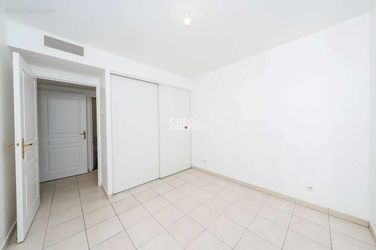 Appartement à SAINT-LAURENT-DU-VAR