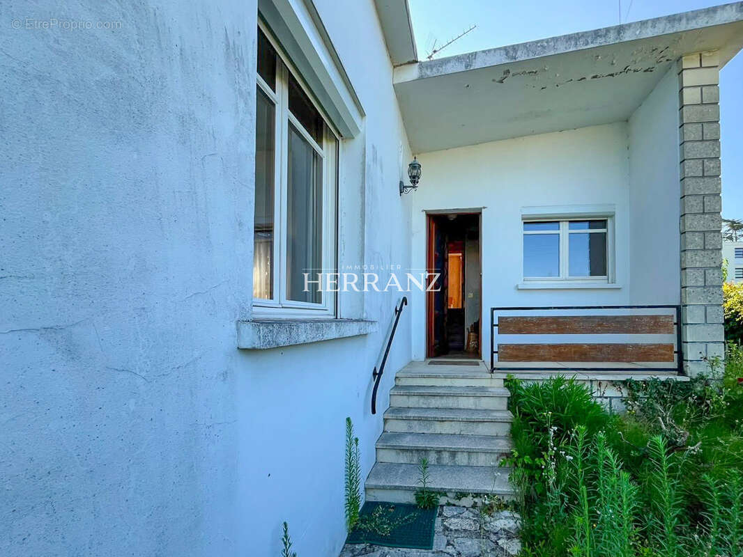 Maison des années 50 à rénover avec jardin et garage - photo 2