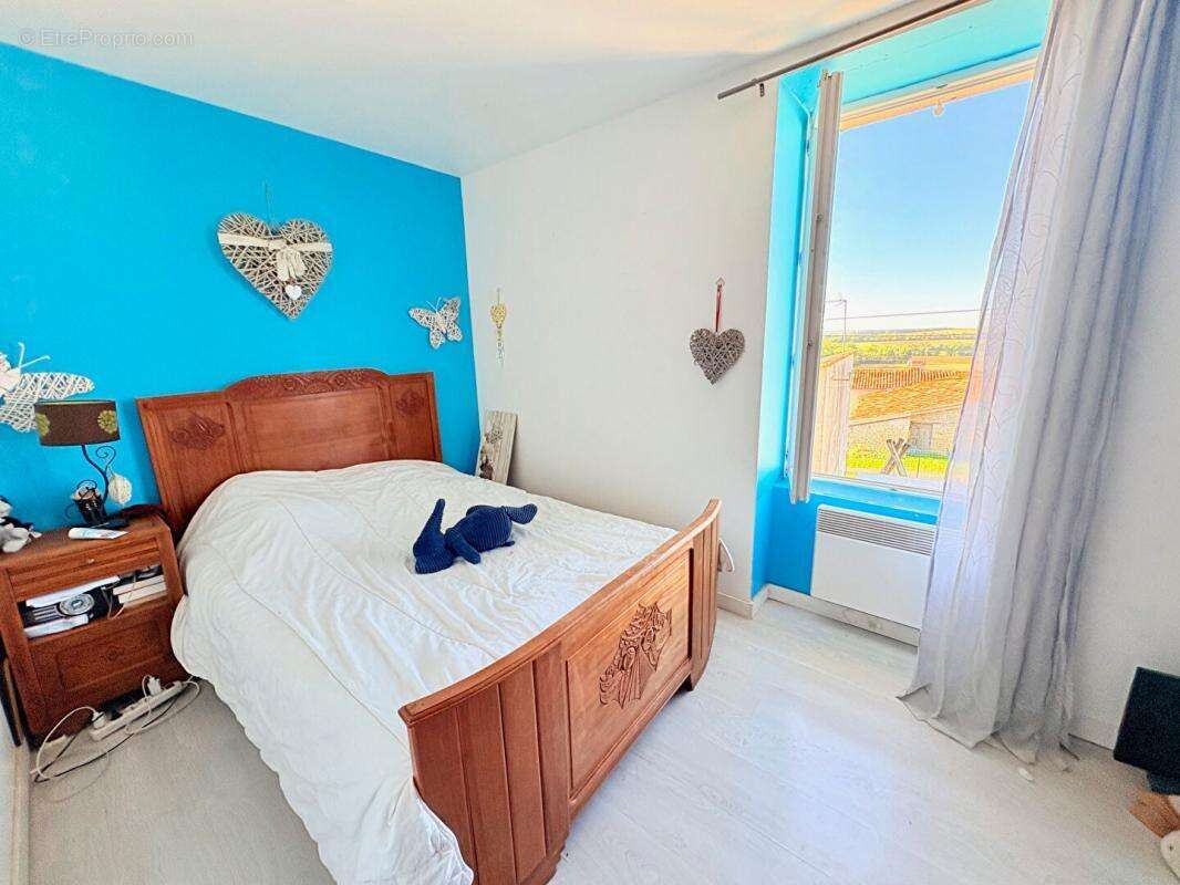 Maison à SAINT-GEORGES-DE-LONGUEPIERRE