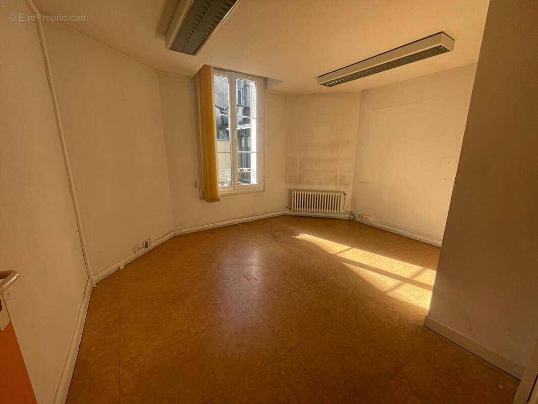 Rare immeuble en monopropriete centre ville de saumur - photo 8