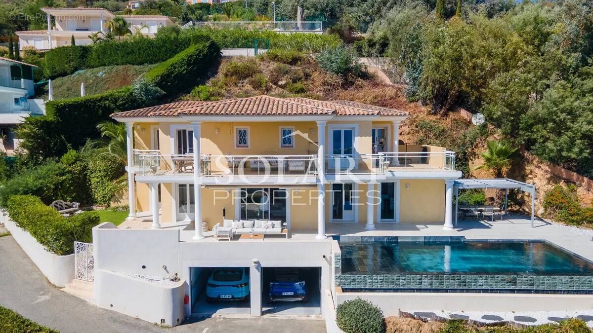 Villa avec piscine à débordement et vue panoramique sur la mer - photo 2