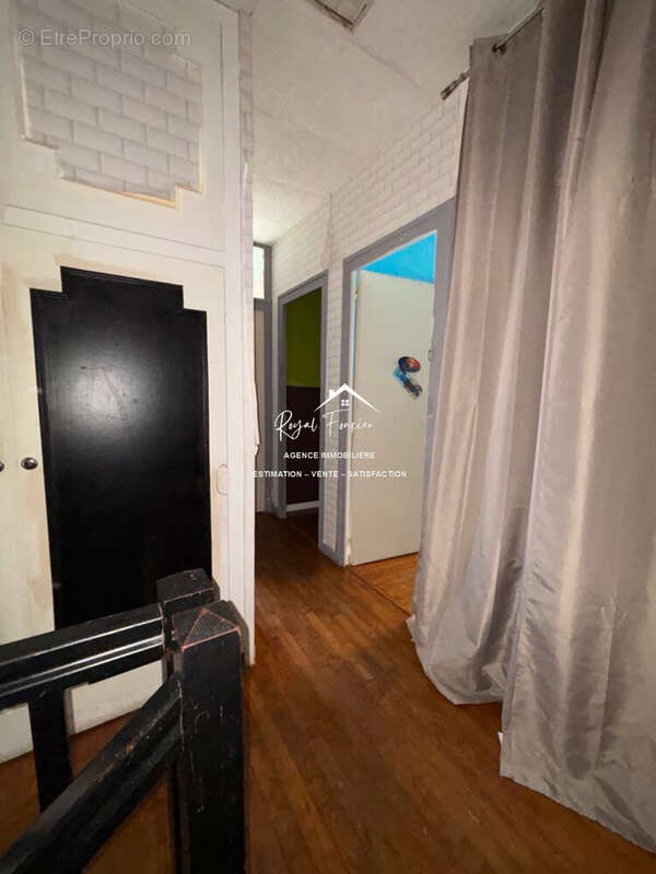 Palier avec rangement  - Maison à CHARNIZAY