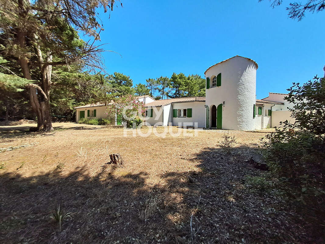 Maison à vendre à La Flotte - 5 pièces, piscine, grand terrain - photo 2
