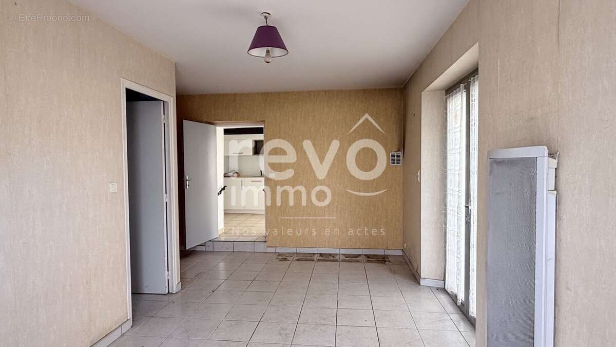 Maison + dépendances à rénovées, avec jardin. - photo 2
