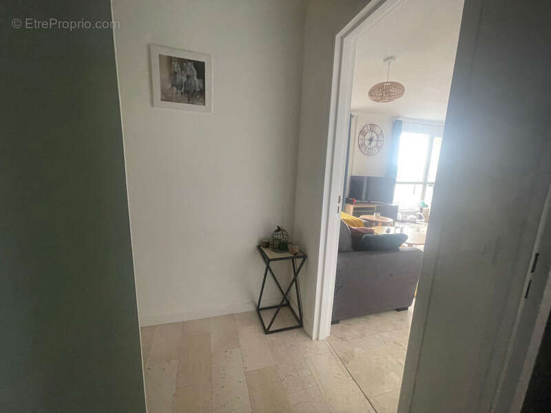 Appartement T4- 81,63m2- 8ème et dernier étage- Cave- Parking Privatif- Garage- Vue dégagée - Montaud- Le Grand Clos - photo 14
