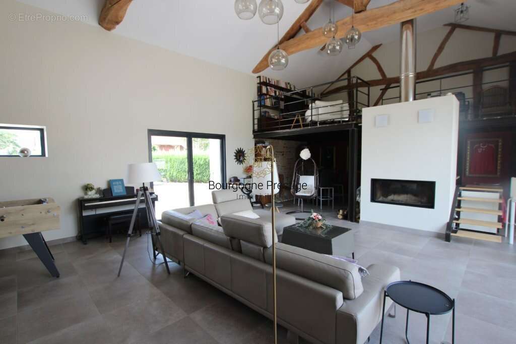 Elegante longere de caractere de 338 m² entierement renovee avec piscine et parc de 3108 m² - photo 6