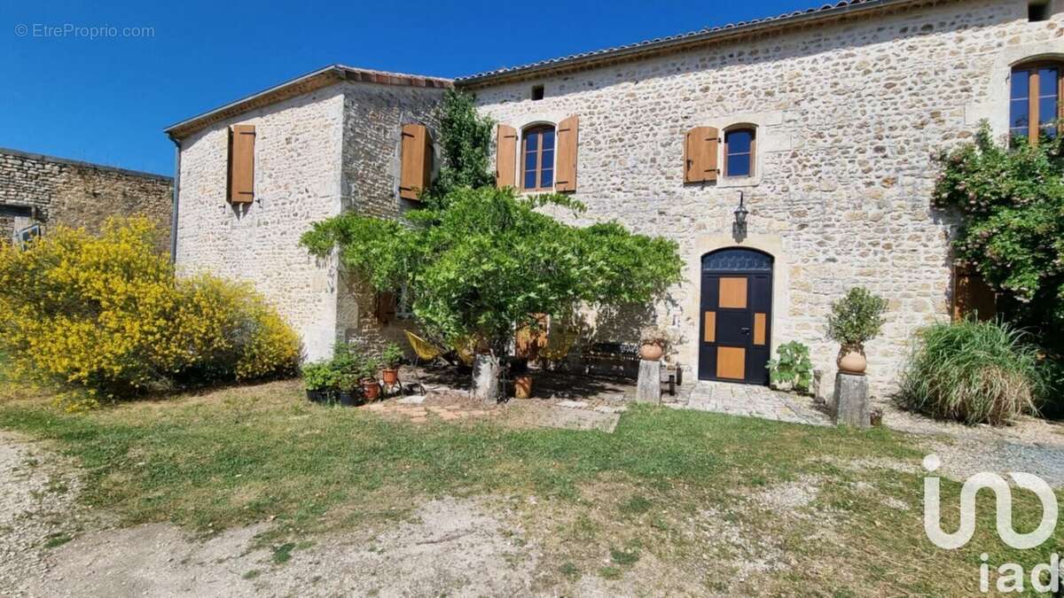 Maison 361 m² à La Tache  - photo 2
