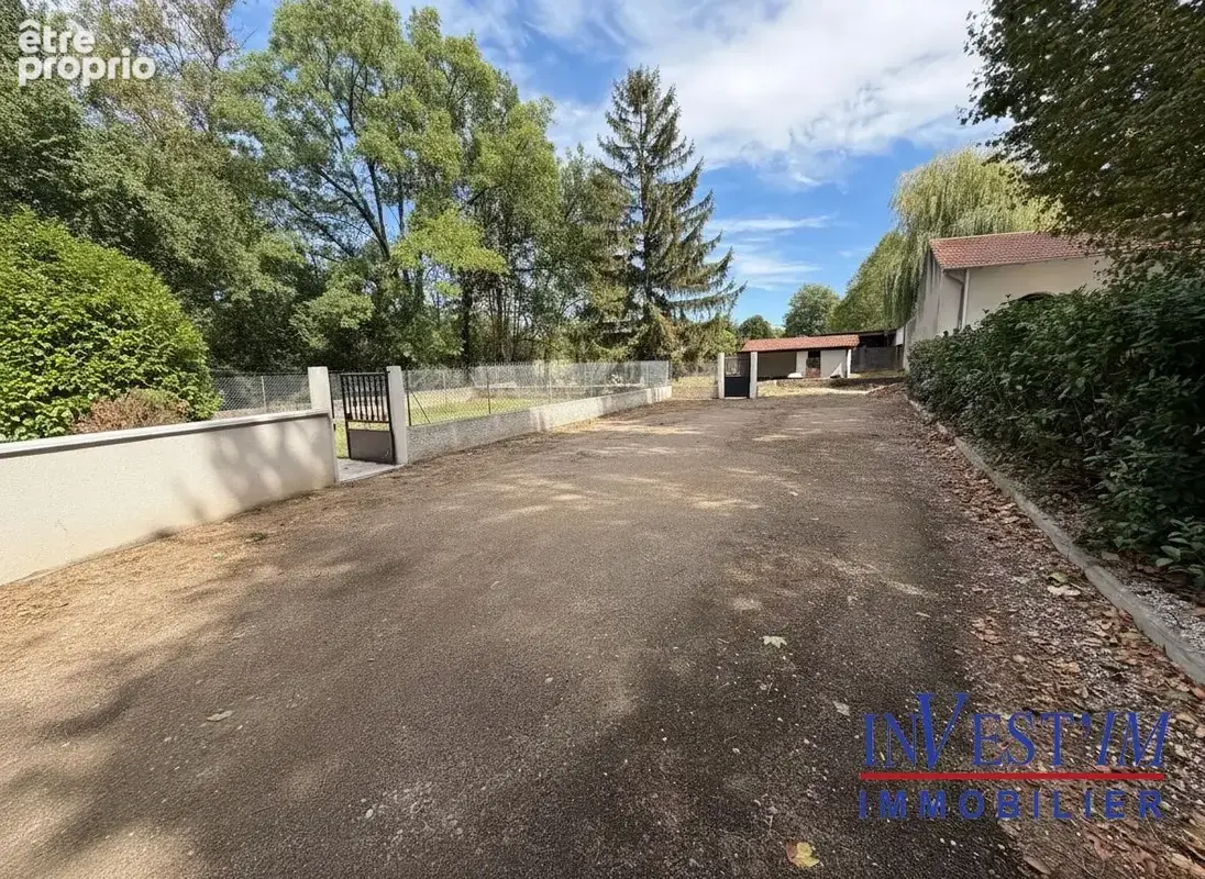 SAINT-GENIS-LAVAL -Maison de plain-pied rénovée - 126 m² - 4 chambres - Terrain 1 500 m² - photo 4