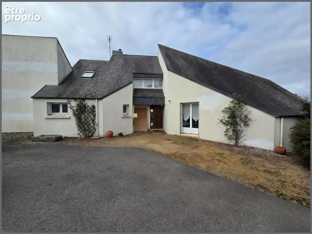 Maison à LA ROCHE-DERRIEN