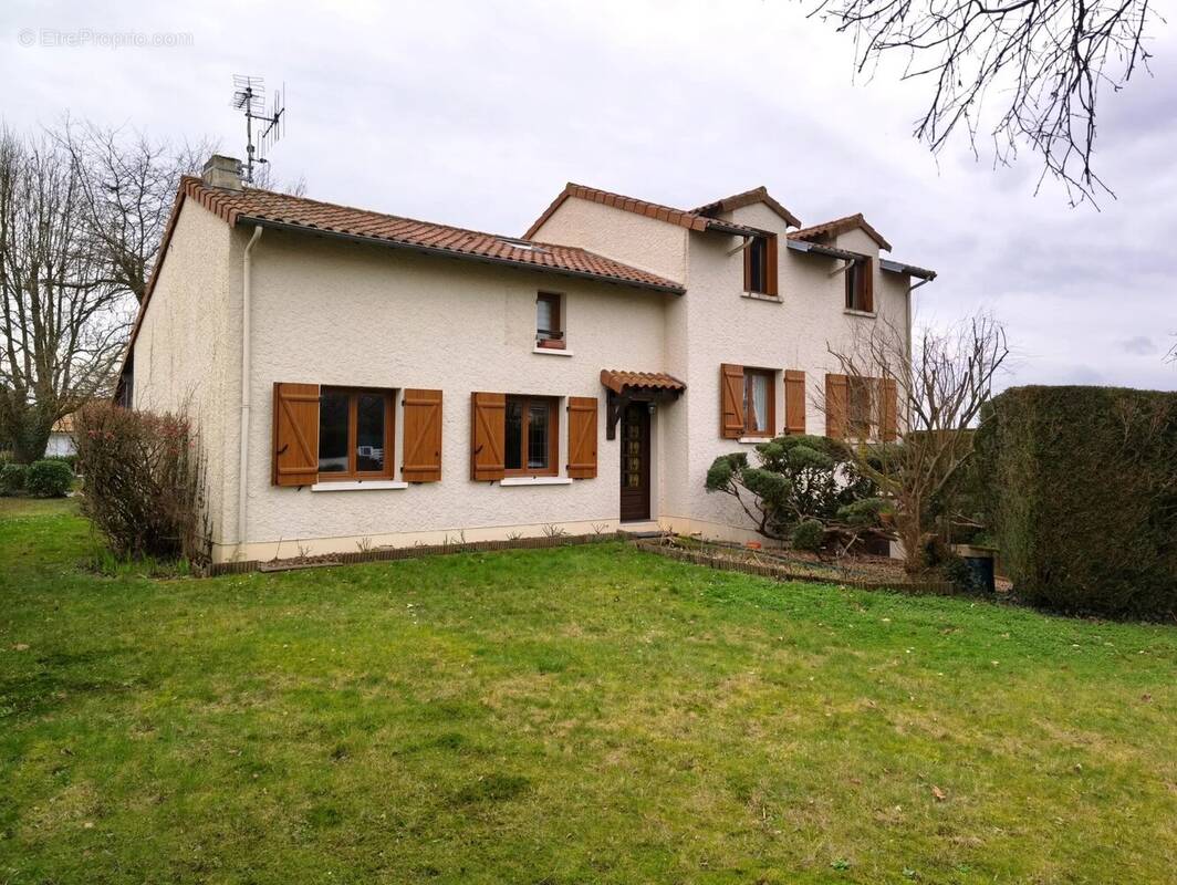 Maison à FONTAINE-LE-COMTE