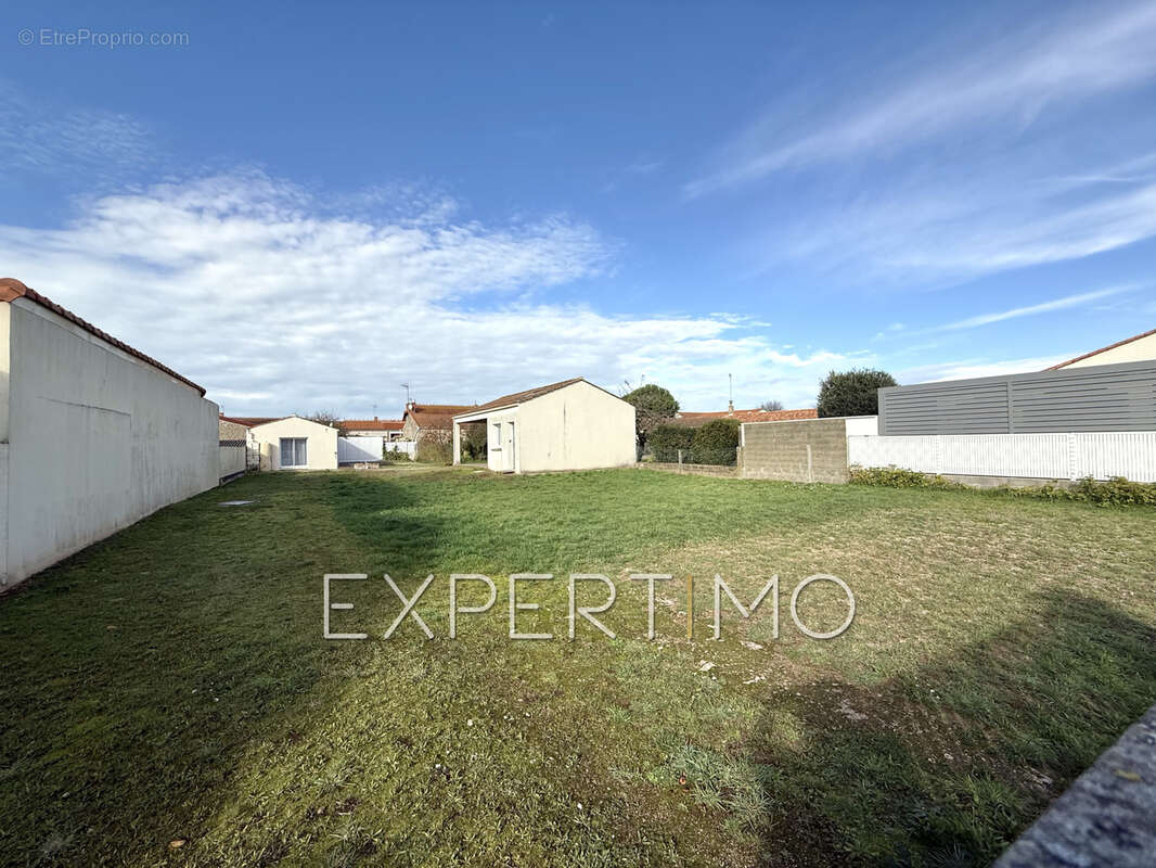 Terrain à LONGEVILLE-SUR-MER