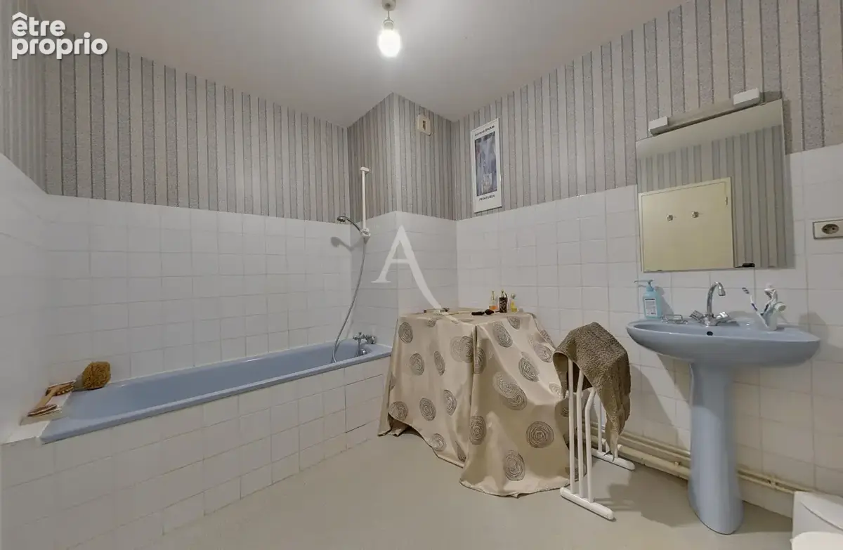 MONTAUBAN, centre ville, T4 traversant, ascenseur au palier, garage, loggia - photo 10
