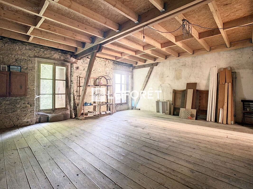 Appartement à VIENNE-LE-CHATEAU