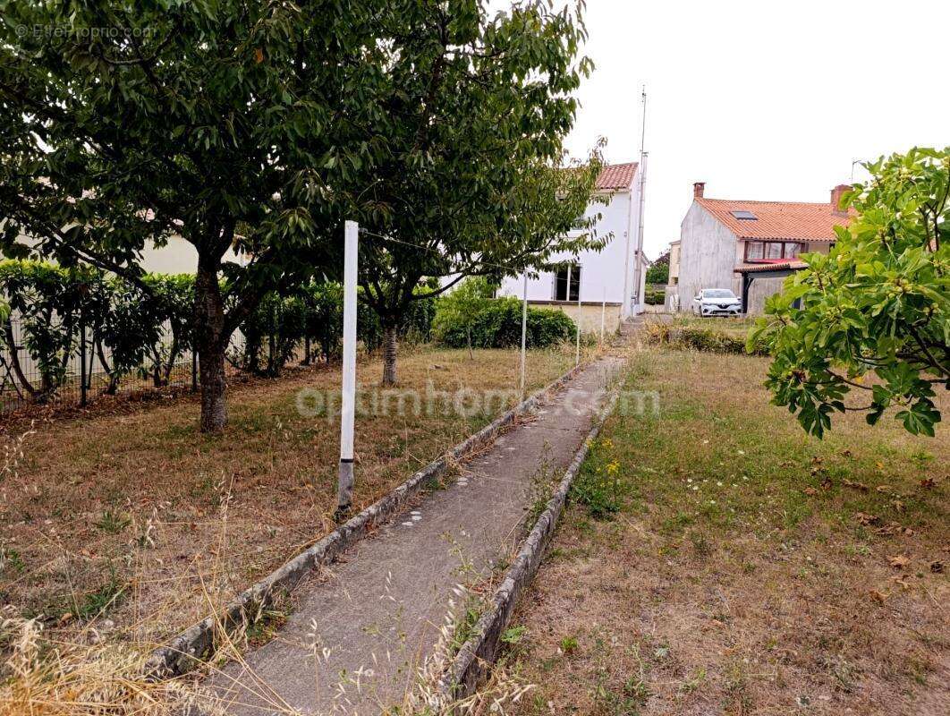 Maison de ville rénovée de 100 m² avec jardin de 600 m² et dépendance - photo 12