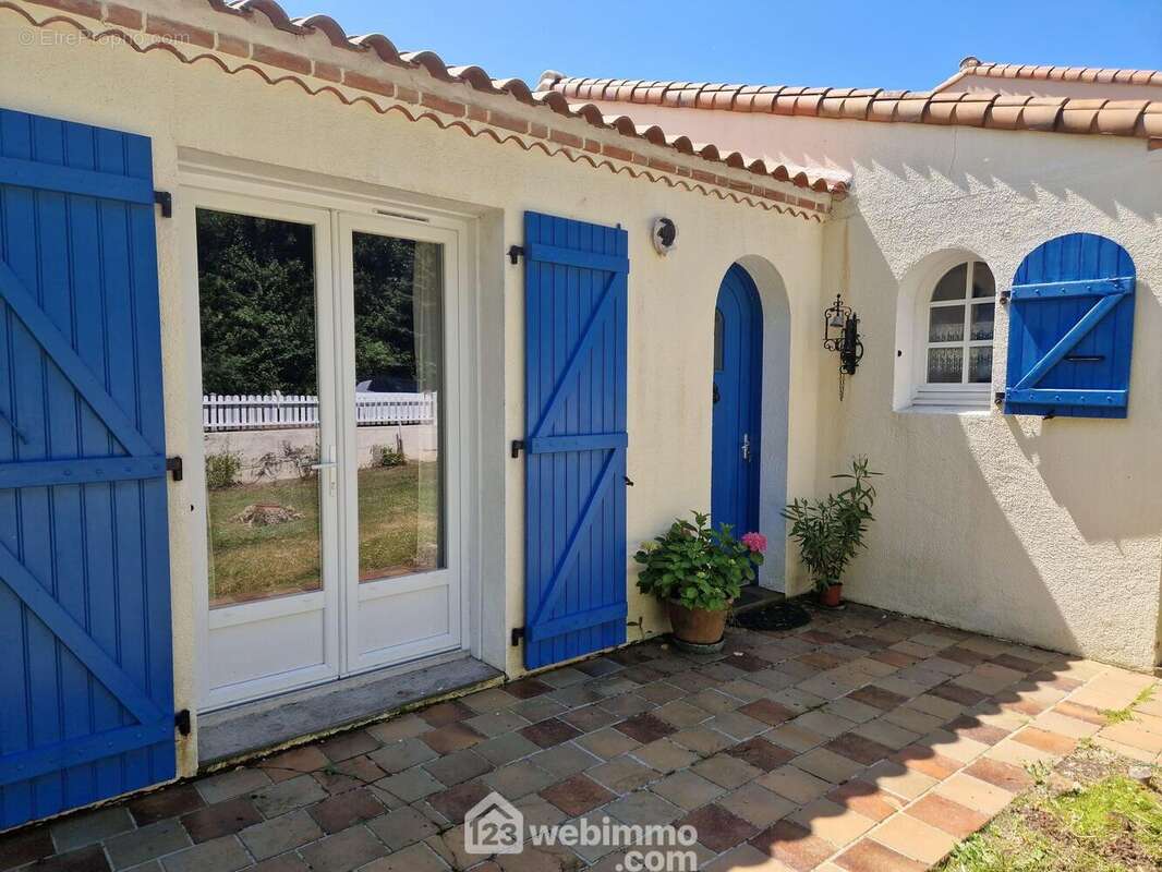 L'entrée de la maison - Maison à MOUTIERS-LES-MAUXFAITS