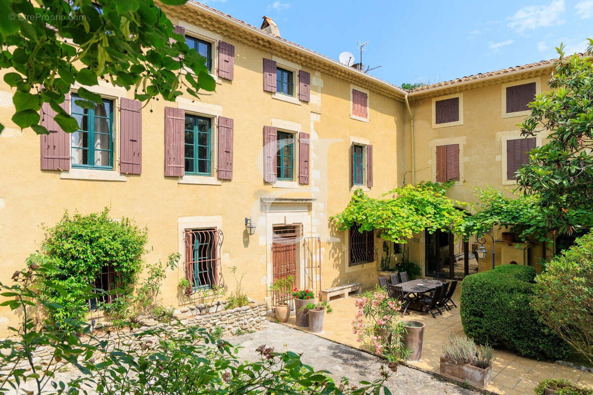 Maison 385 m² à Grignan  - photo 2