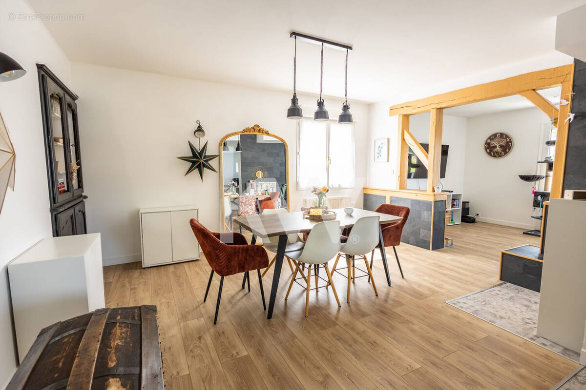 Maison à SAINT-DENIS-DE-L'HOTEL