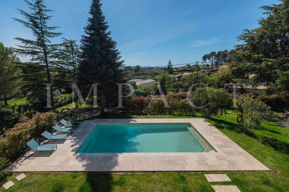 Maison à CHATEAUNEUF-GRASSE