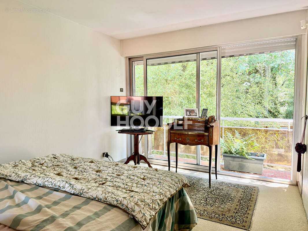 À la Hume, 4 chambres, bureau, piscine et superbe jardin paysagé à deux pas des commerces - photo 10