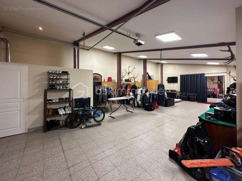 Commerce à NESLES-LA-VALLEE