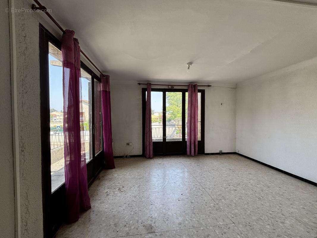 Commerce à RODILHAN