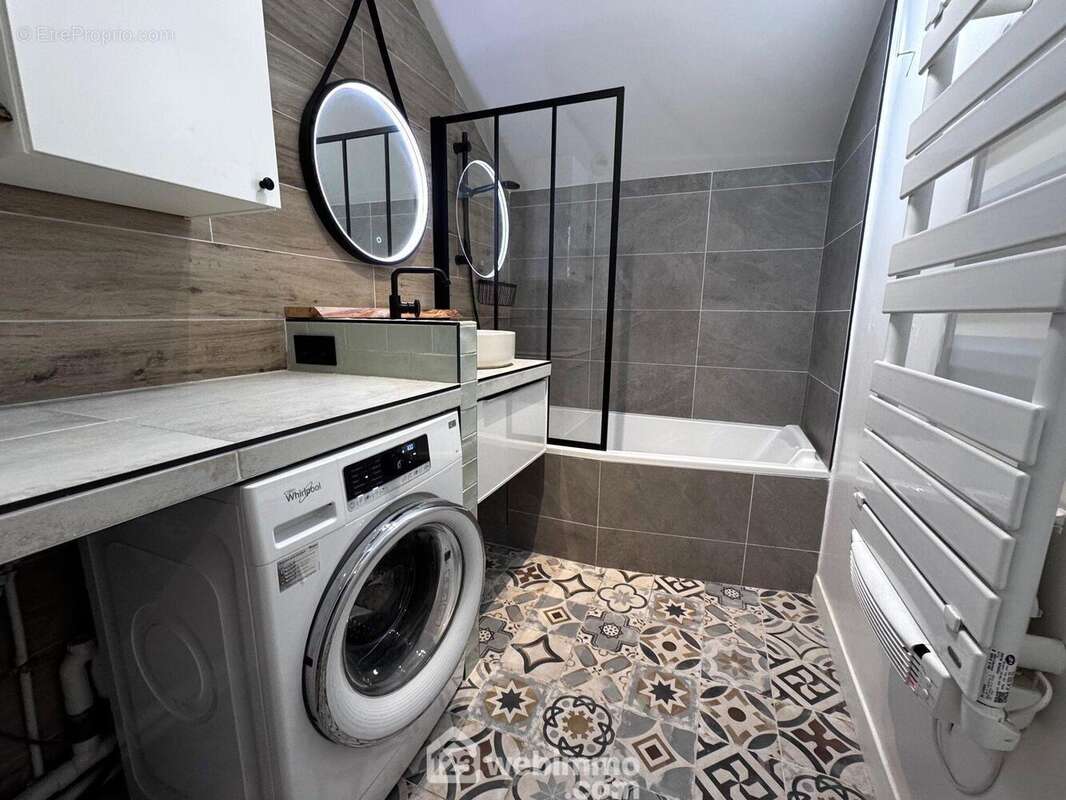 Passons à la salle de bains moderne - Appartement à BONDOUFLE