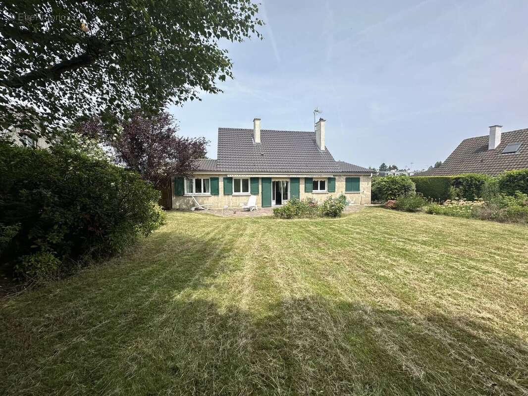 Maison à LE MESNIL-SAINT-DENIS