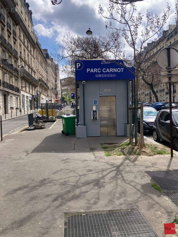 Parking à PARIS-17E