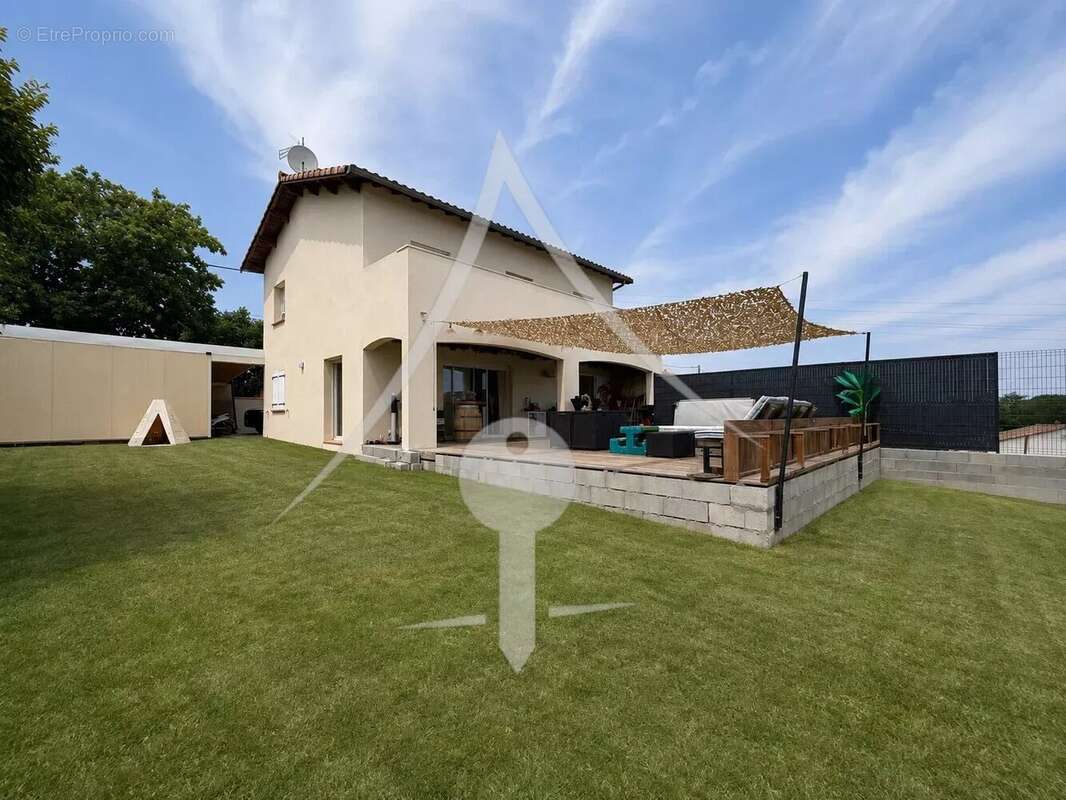 Maison à LAVERNOSE-LACASSE