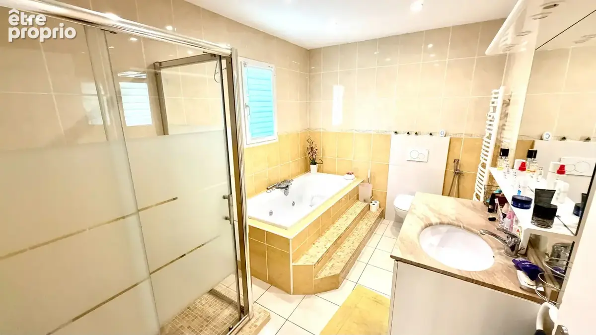 Villa traditionnelle avec piscine sur 2300 m² de jardin clos et arboré. - photo 12