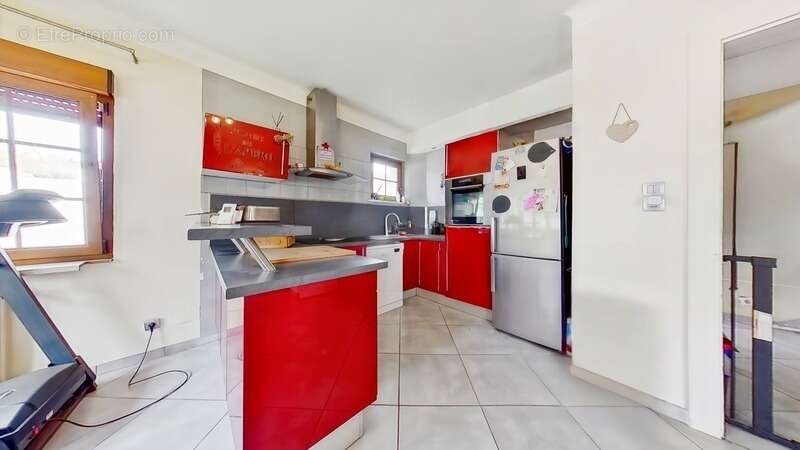 Maison mitoyenne de 97m² avec dépendances de 70m² au sol - photo 5
