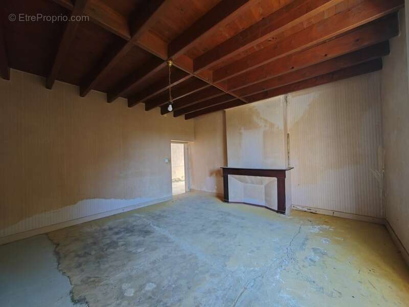 Située à MIRAMONT LATOUR, maison à rénover avec vue panoramique - photo 13