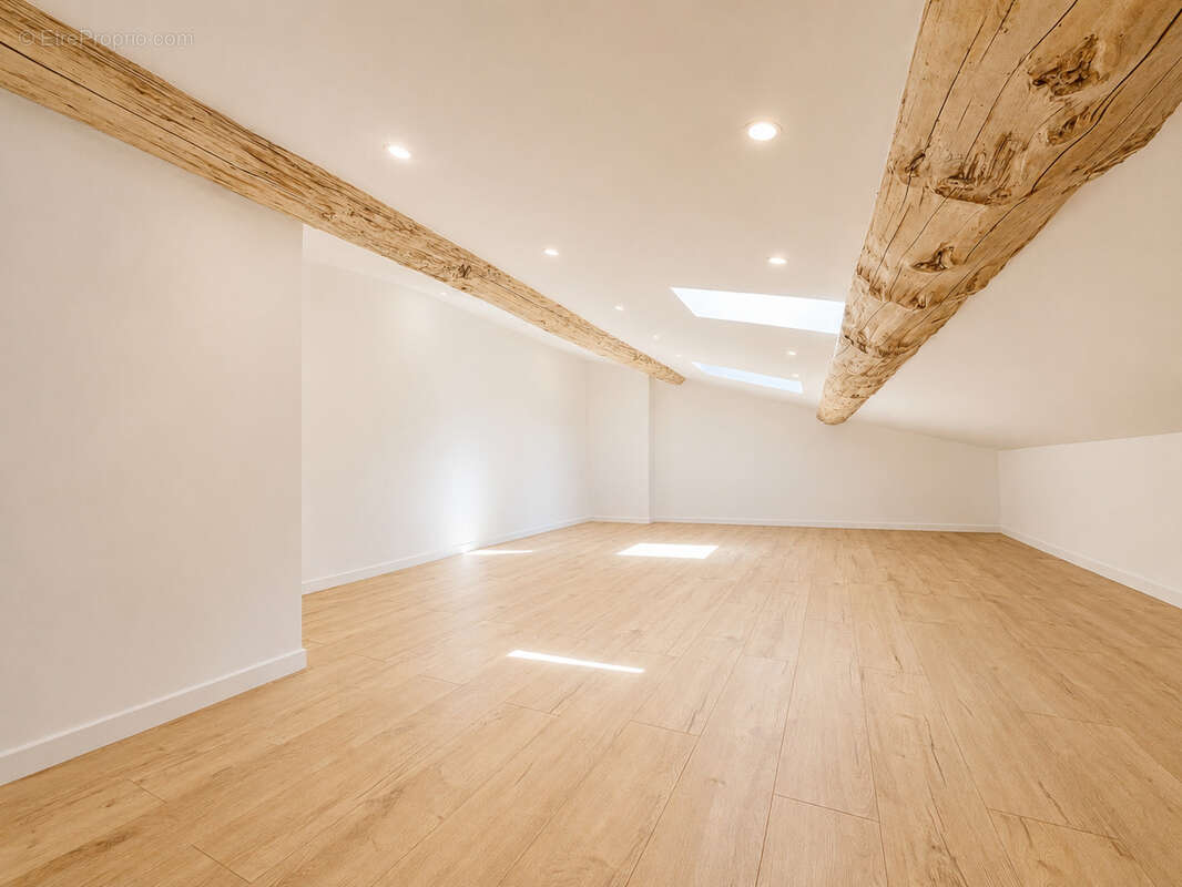 Appartement à ROQUEVAIRE