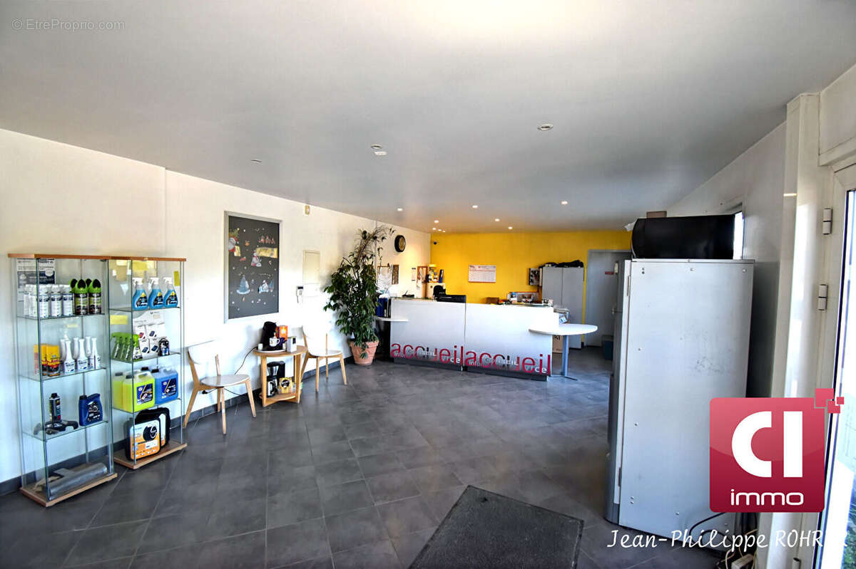 Commerce à SAINTE-ANASTASIE-SUR-ISSOLE