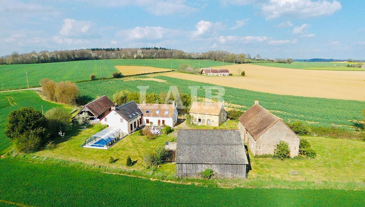 Ensemble immobilier de 3 maisons restaurées à Saint-Christophe-du-Jambet - photo 2