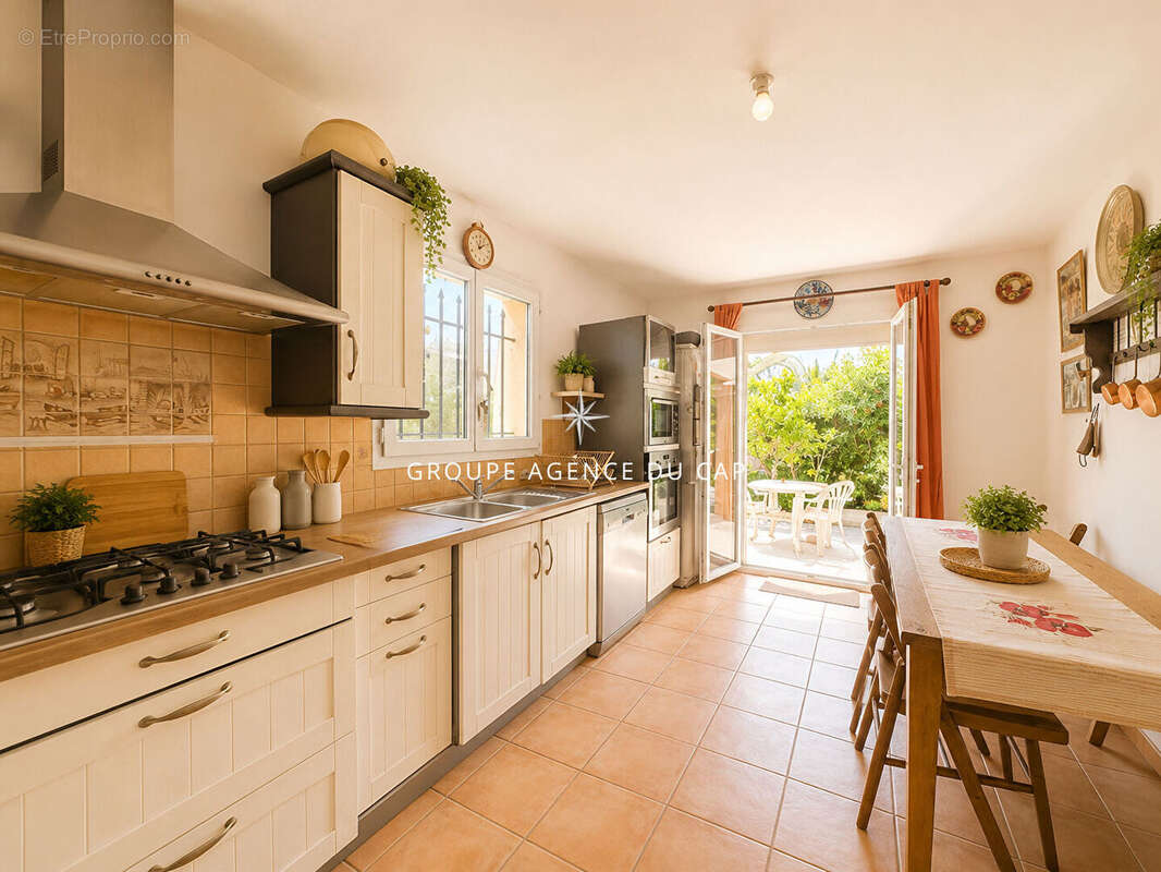 Villa de 165m2 avec piscine 2 garages abri voitures et proche des plages, aux Issambres - photo 7