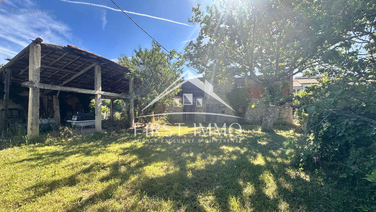 À vendre - Terrain de 725 m² avec grange à rénover - Velaux (13880) - photo 2