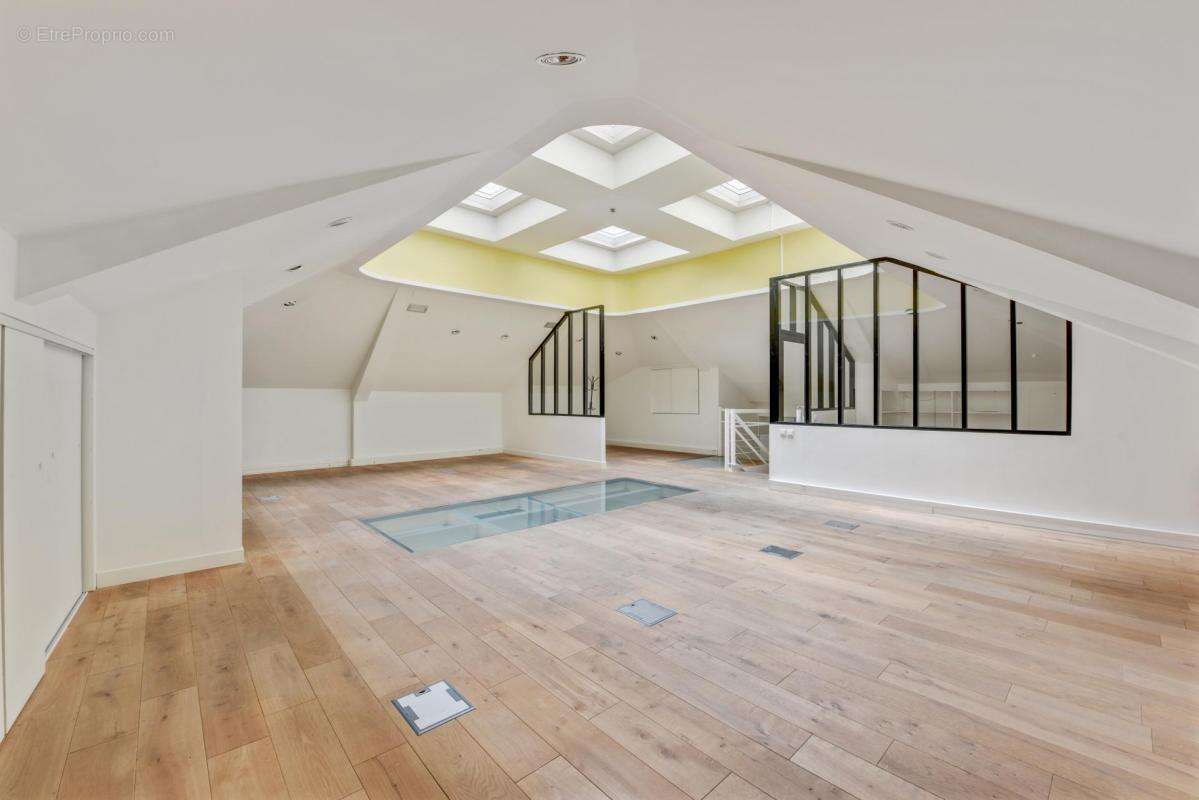 Commerce à PARIS-8E