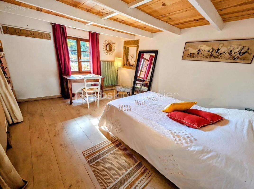 EXCLUSIVITÉ – Ancien corps de ferme sur 5,6 hectares avec dépendances, verger et rivière - photo 5